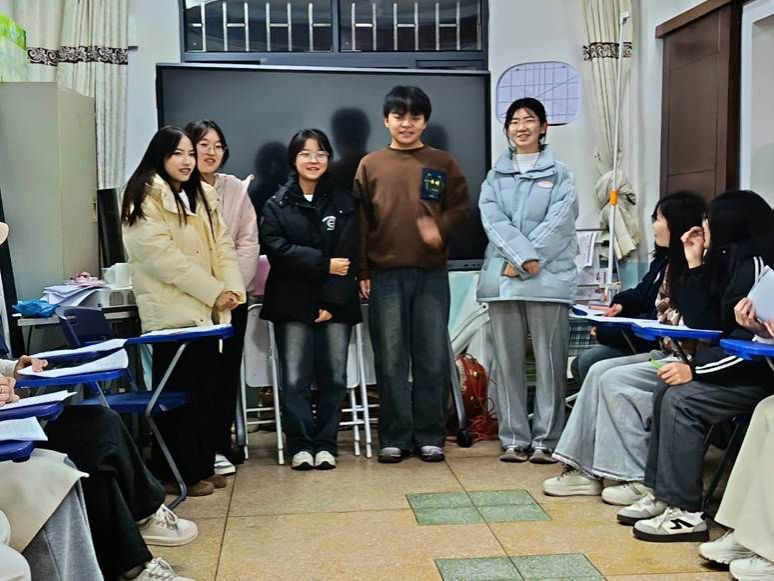 一群人在开会 AI 生成的内容可能不正确。